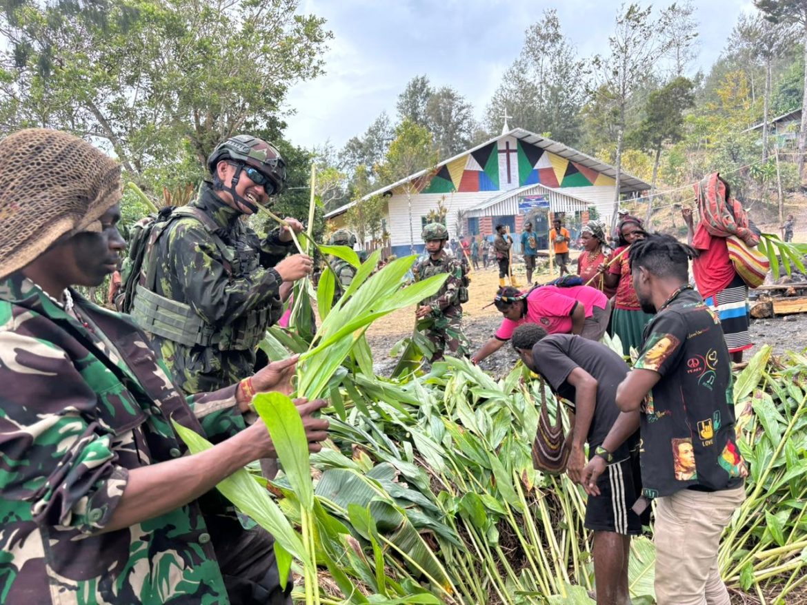 Jaya Sakti Menyapa dan Berbagi. Bilai Gembira, Satgas Bagikan Kasih