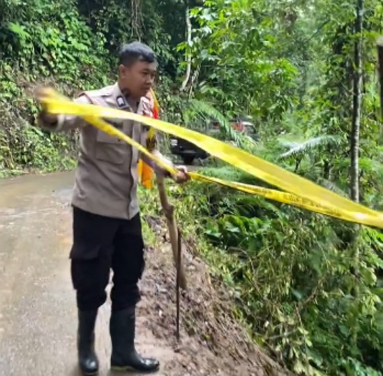 Awas Jurang! Bhabinkamtibmas Petungkriyono Pasang Garis Polisi di Jalur Rawan Longsor