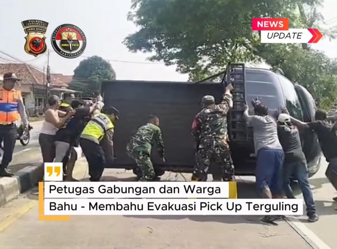 Polri,TNI Beserta Masyarakat Bantu Evakuasi Mobil Pick up Terguling di Pantura Losarang Indramayu