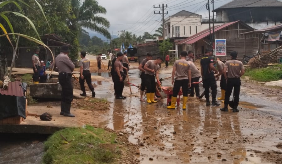 Polres Aceh selatan bersama Masyarakat, BPBD, Kompi Brimob melanjutkan gotong royong Bersihkan Sungai dan Jalan Pasca Bencana