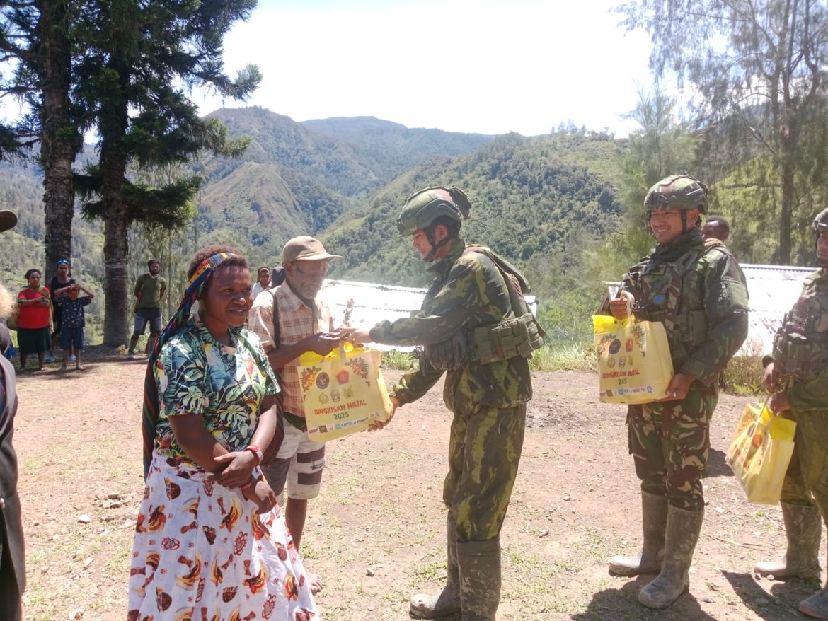 Jaya Sakti Berbagi. Door to Door Satgas, Membawa Senyum Hiyabu
