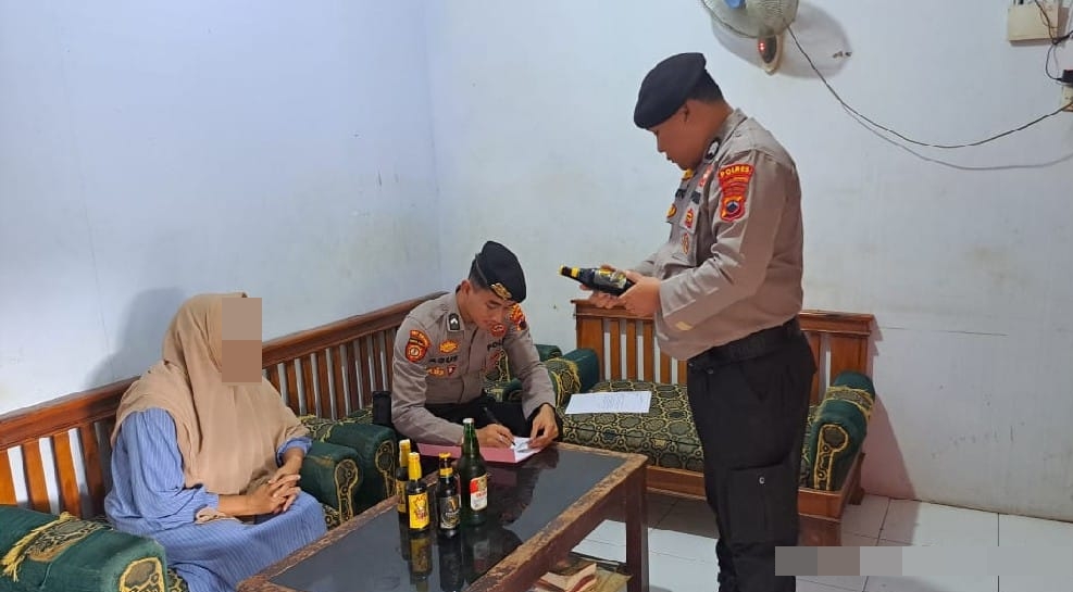 Jaga Kondusifitas Menjelang Tahun Baru, Sat Samapta Polres Pekalongan Sita Belasan Botol Miras di Empat Titik