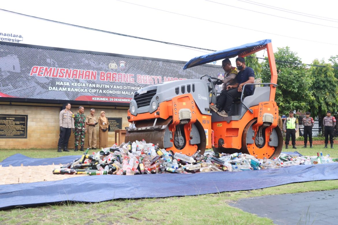 POLRES KEBUMEN Musnahkan 1.717 Botol MIRAS Jelang Tahun Baru 2026.