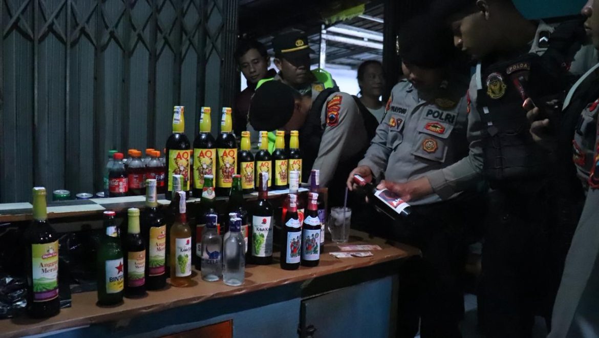 Sikat Habis Penyakit Masyarakat, Polres Pekalongan Sita 225 Botol Miras Jelang Malam Tahun Baru