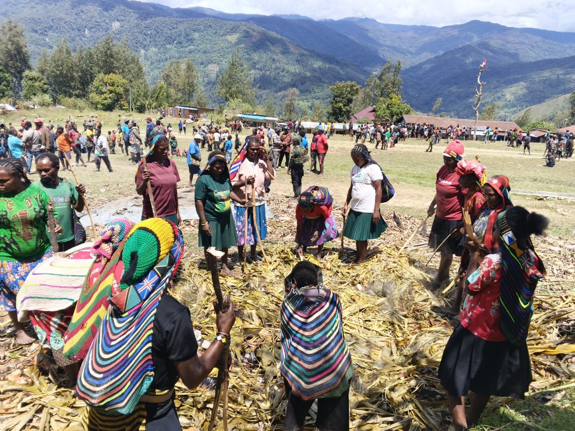 Jaya Sakti Menyapa. Pulang Kampung, Elias Igapa dan Rombongan Disambut Warga Pogapa