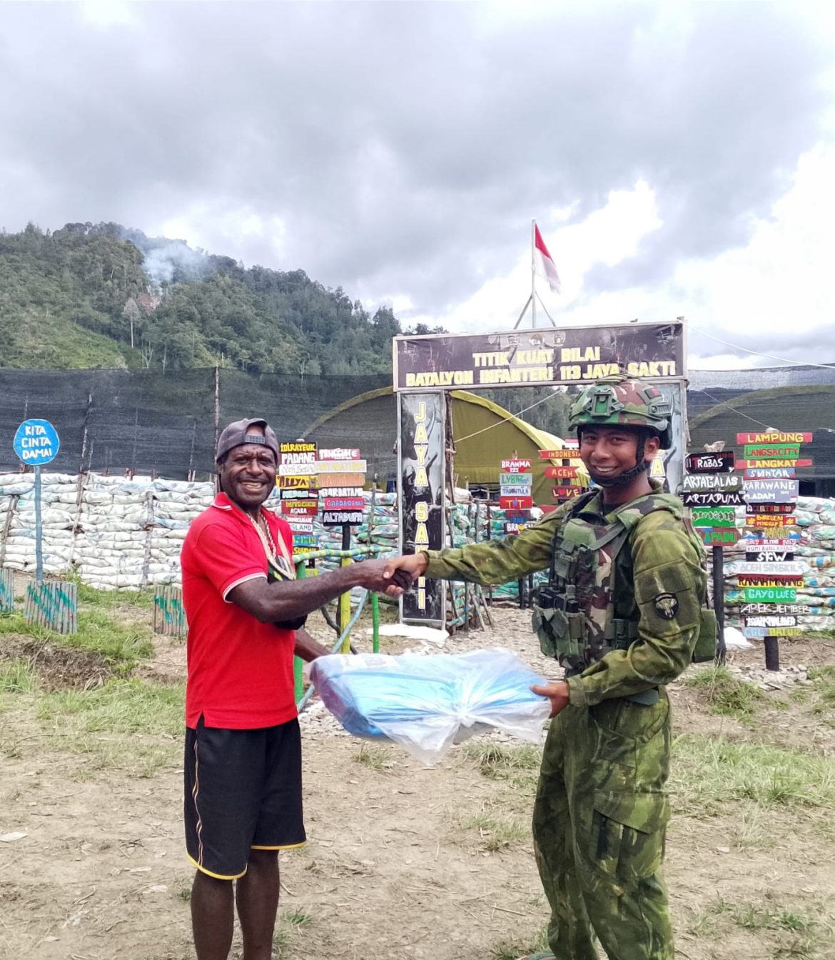 Jaya Sakti Berbagi. Satgas Pos Bilai Serahkan Terpal, Bantu Warga Bilai