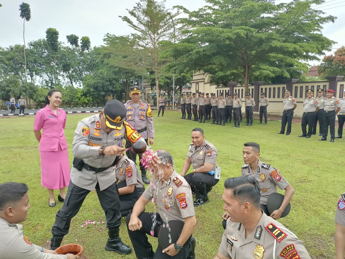 56 Personil Polres Serang Resmi Naik Pangkat, di Lapangan Mapolres