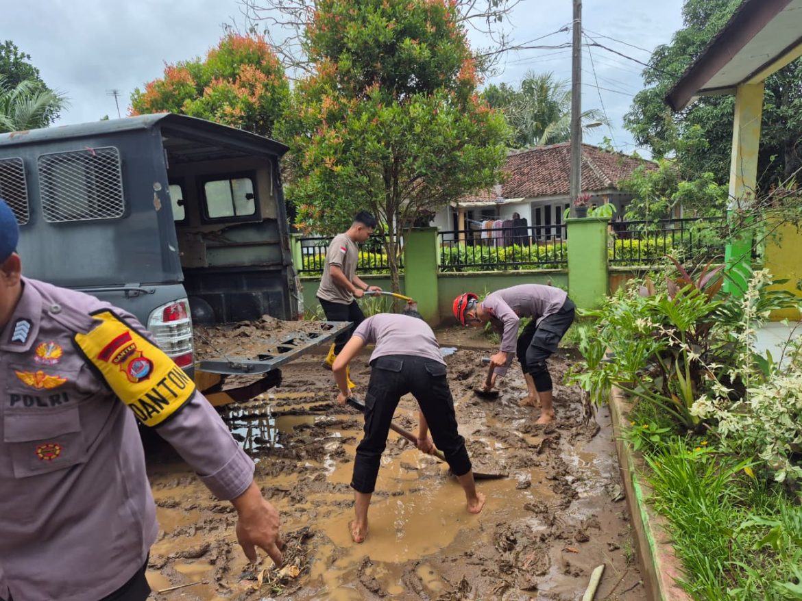 Ditsamapta Polda Banten Laksanakan Kegiatan Kurve Pembersihan Sekolah di Wilayah Rawan Bencana
