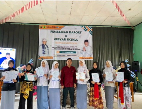 PEMBAGIAN RAPORT DAN GEBYAR EKSKUL SERTA PEMBAGIAN PENGHARGAAN KEPADA SISWA/I BERPRESTASI SMA DARUL FIKRI PUGUNG