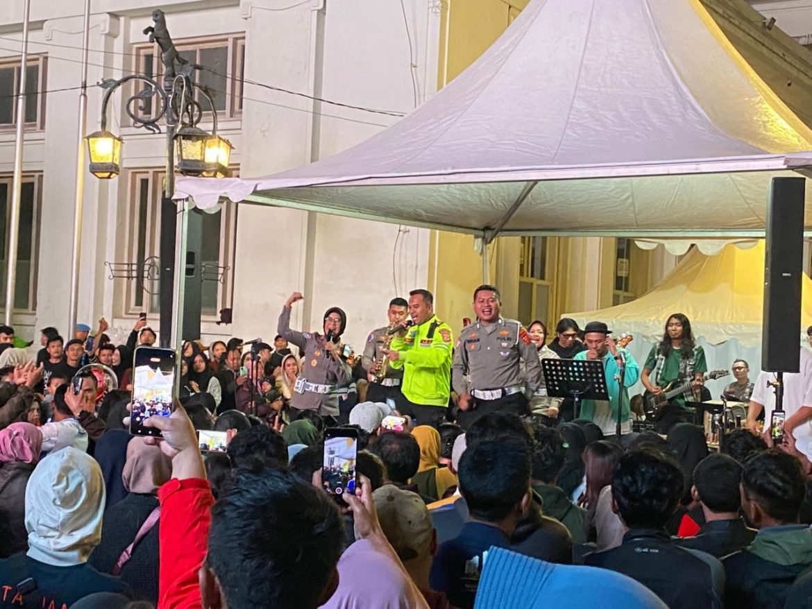 Kolaborasi Polisi Bersama Pemusik Jalanan Hadir di Tengah Masyarakat, Suguhkan Panggung Musik Sambut Tahun Baru 2026