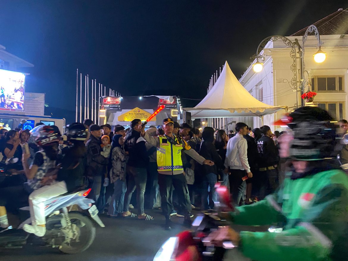 Personel Polda Jabar Berikan Pelayanan Patroli di Sepanjang Jalur Asia Afrika Saat Tahun Baru