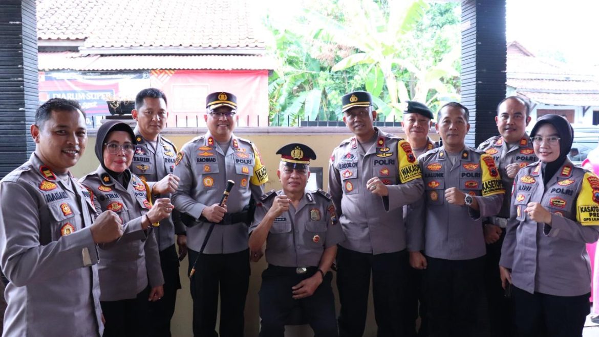 Polisi Humanis! Kapolres Pekalongan Datangi Rumah Anggota yang Sakit untuk Sematkan Pangkat Ipda