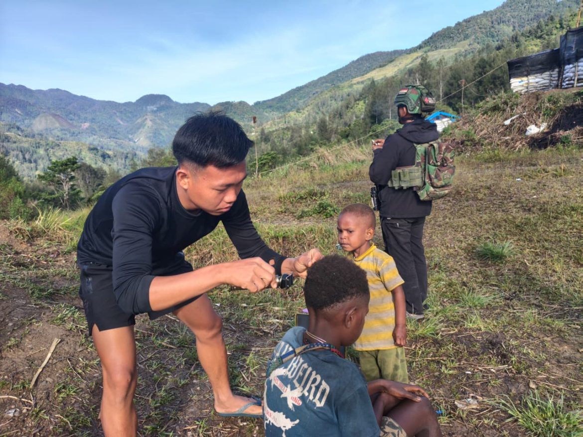 Jaya Sakti Peduli. Pos Maya Berbagi Senyum, Cukur Rambut Gratis untuk Ogeapa dan Ngagemba