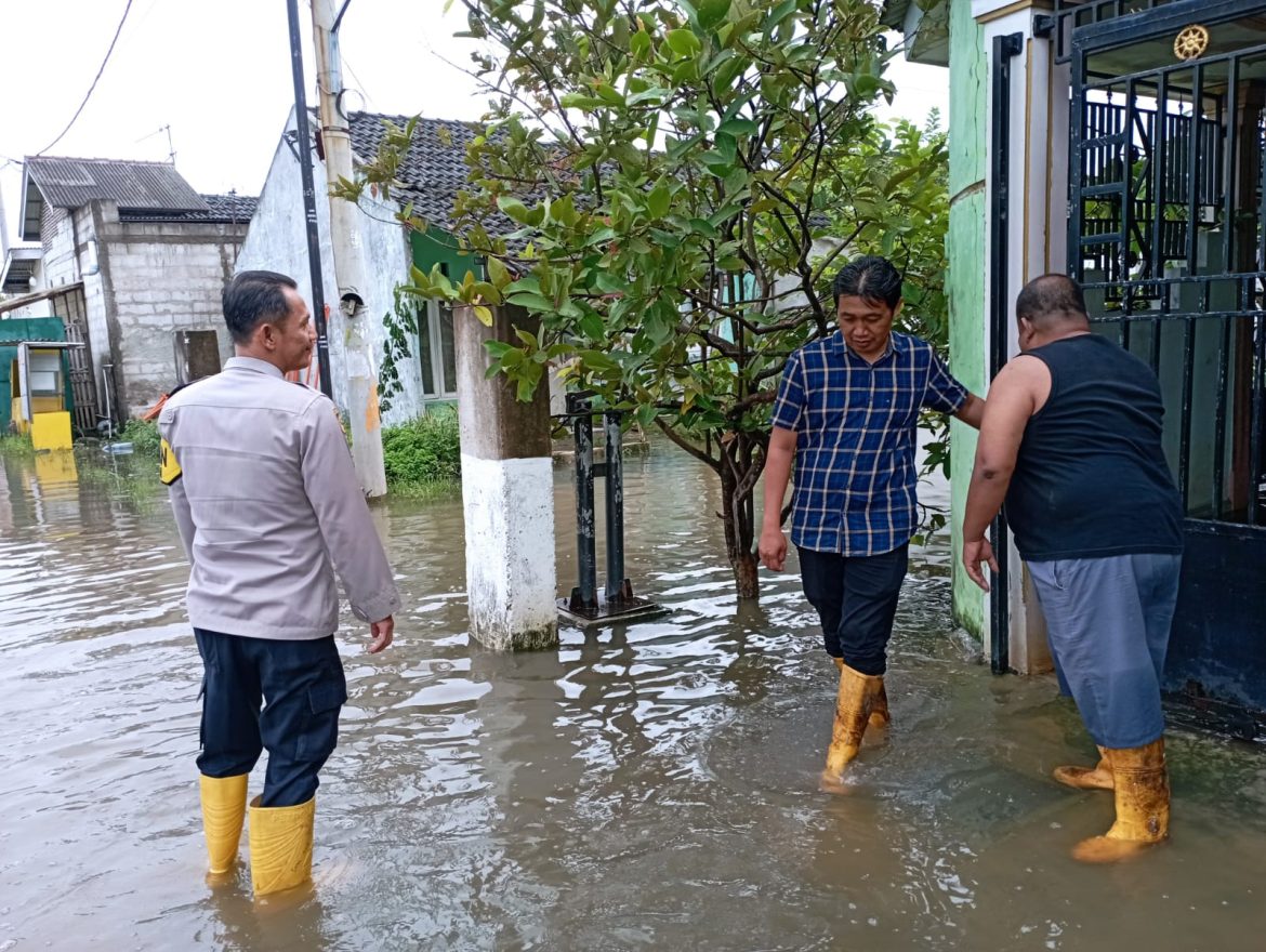 Polsek Cikande Gerak Cepat Pengecekan Lokasi Genangan Air Akibat Hujan Lebat