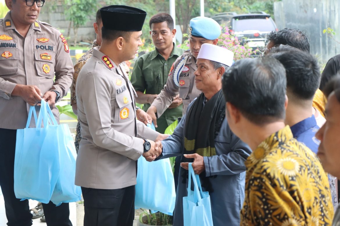 Kapolres Metro Tangerang Kota Gelar Jumat Peduli, Salurkan Bantuan Sosial kepada PHL dan Elemen Masyarakat