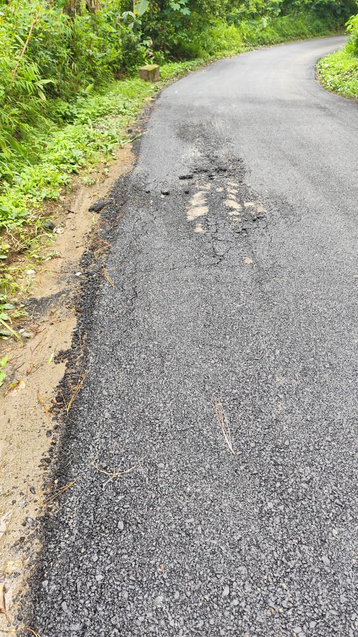 Di Kerjakan Oleh CV.R K Proyek Pemeliharaan Jalan Majalangu -Gapura Baru Seumur Jagung Aspal Sudah Mengelupas 