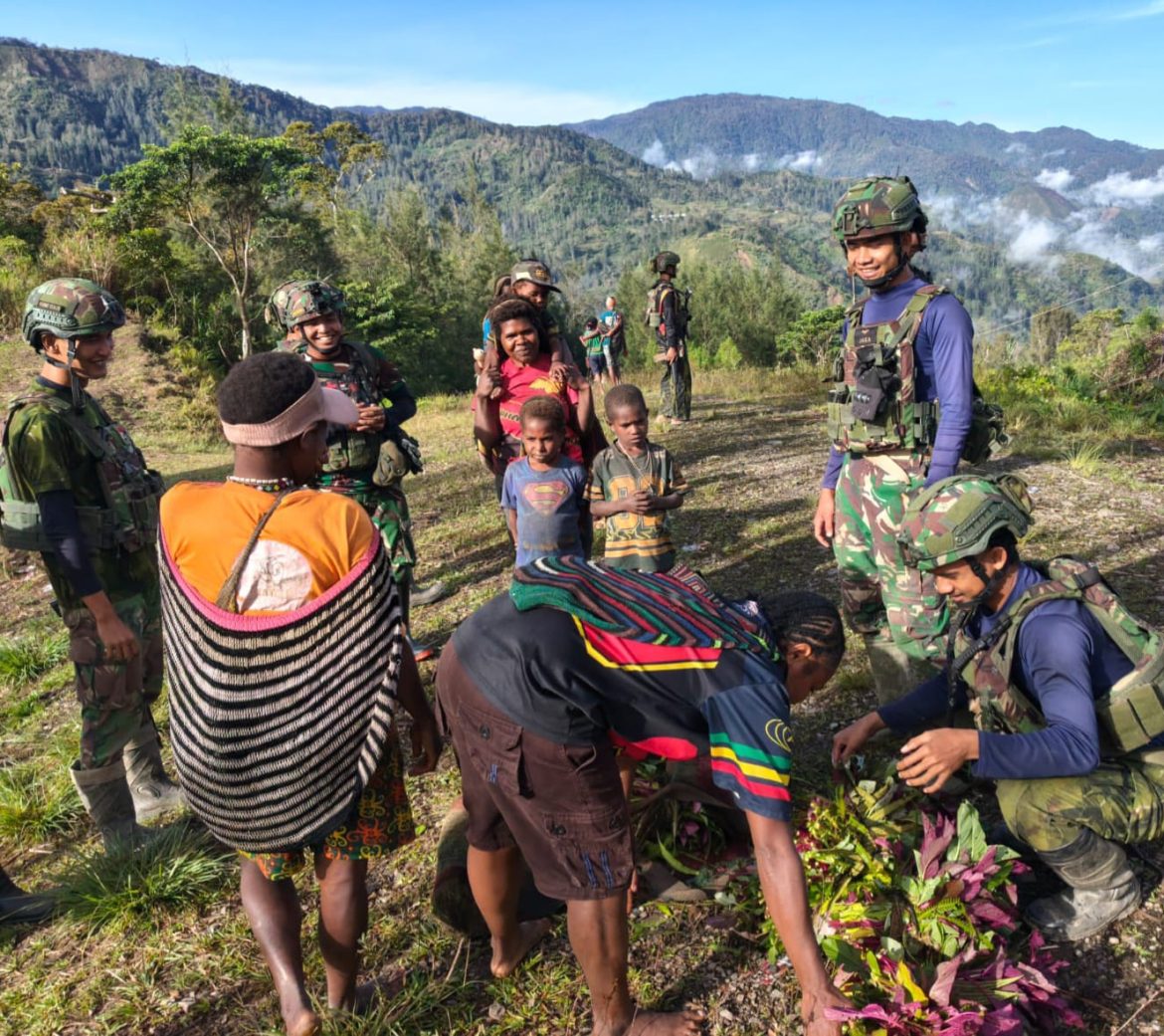 Jaya Sakti Peduli. Sayur Mama Ogeapa Habis Diborong Satgas