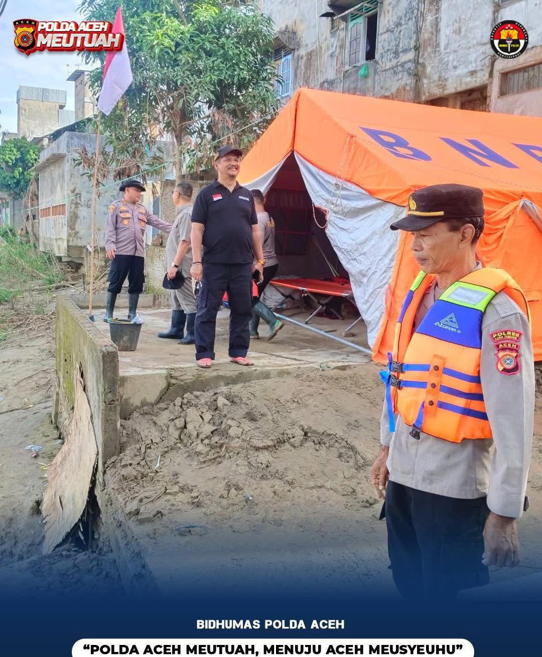Forkopimda Aceh Tamiang Menyerahkan Bantuan Sperti Biar Karet Milik BNPB