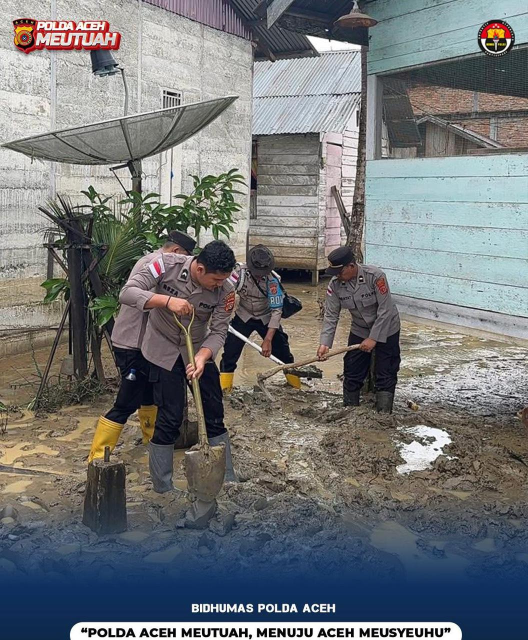 Polres Nagan Raya Melaksanakan Bersih Bersih Bekas Material Banjir di (TPA) Babul Jannah