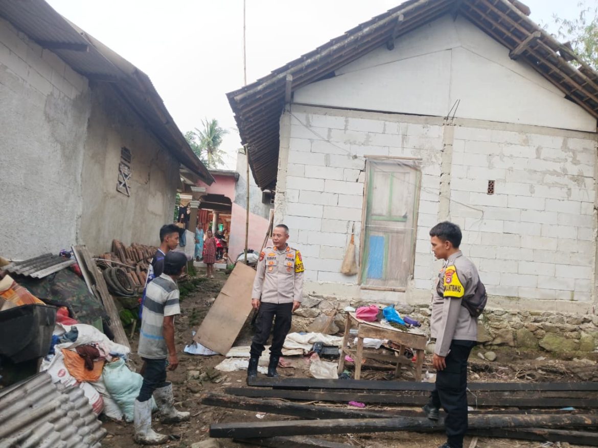 Respon Cepat Kapolsek Pamarayan AKP Yusuf Ependi datangi Rumah Warga Yang Roboh