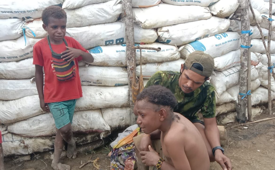 Jaya Sakti Peduli. Pos Kendetapa Bagikan Senyum dengan Cukur Gratis