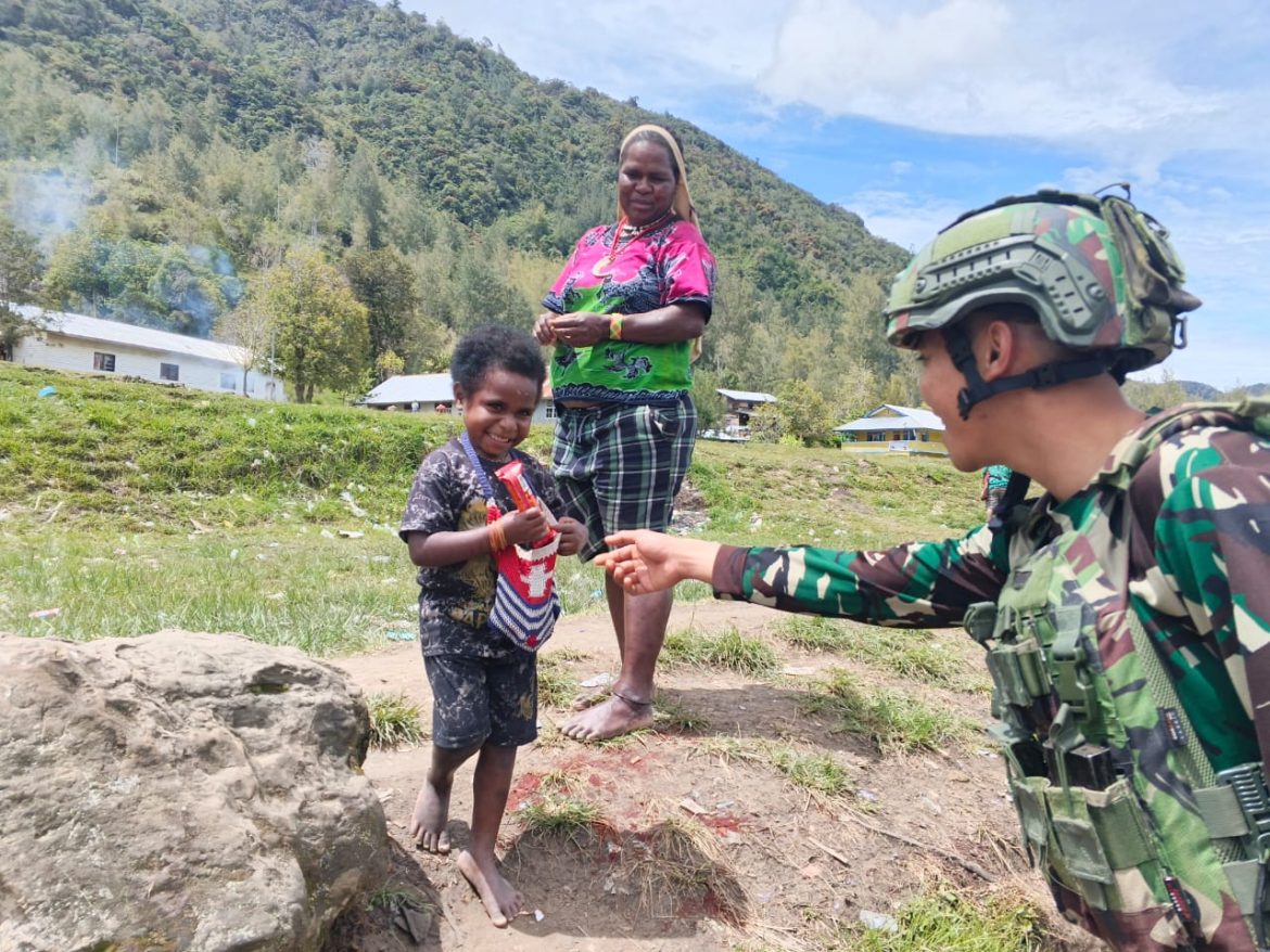 Jaya Sakti Berbagi. Bembeng Dari Satgas, Door to Door Tumbuhkan Senyum Warga Pogapa