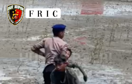 Personel Dit Polairud Polda Jawa Timur Selamatkan Dua Anak yang Terjebak Lumpur di Pantai Kenjeran