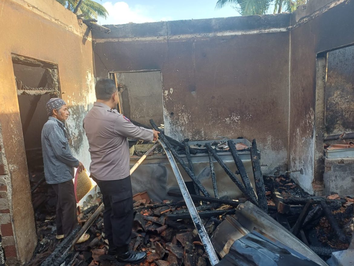 Polisi Datangi TKP Kebakaran Rumah di Desa Gunungsari