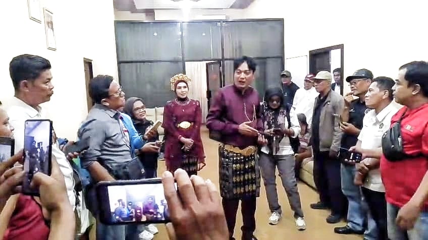Anggota DPRD Kabupaten Ogan Ilir di jemput Kejari Setelah Sidang Paripurna   Dihebohkan! Usai Rapat Paripurna HUT Ogan Ilir ke-22, Oknum Anggota DPRD Dijemput Tim Kejari