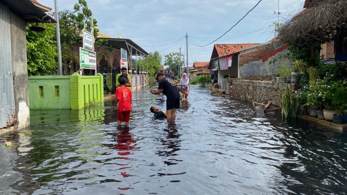 Tanggul Kali Bremi Jebol, Ratusan Warga RW 12 Pabean Terendam Hingga Satu Meter