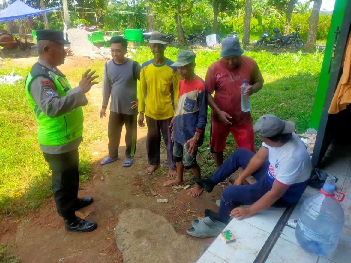 Bhabinkamtibmas Karanganyar Sambangi Warga Kutosari, Ingatkan Waspada ‘Penipuan Segitiga’ hingga Cuaca Ekstrem