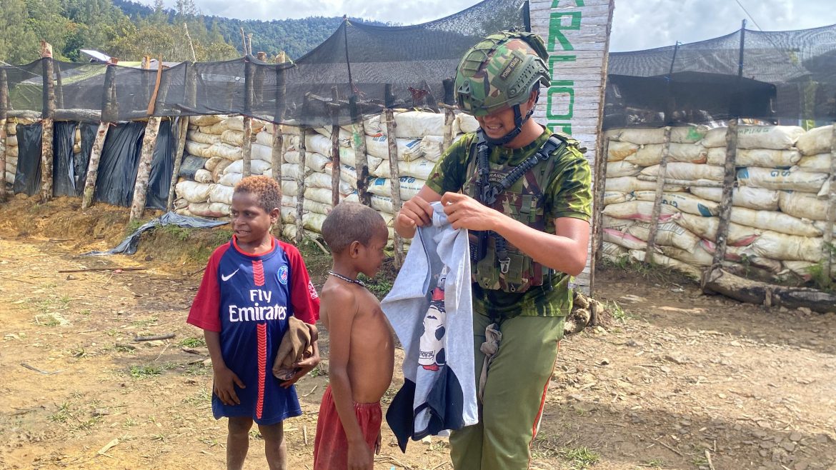Jaya Sakti Berbagi. Kendetapa Gembira, Pakaian Layak dari Satgas