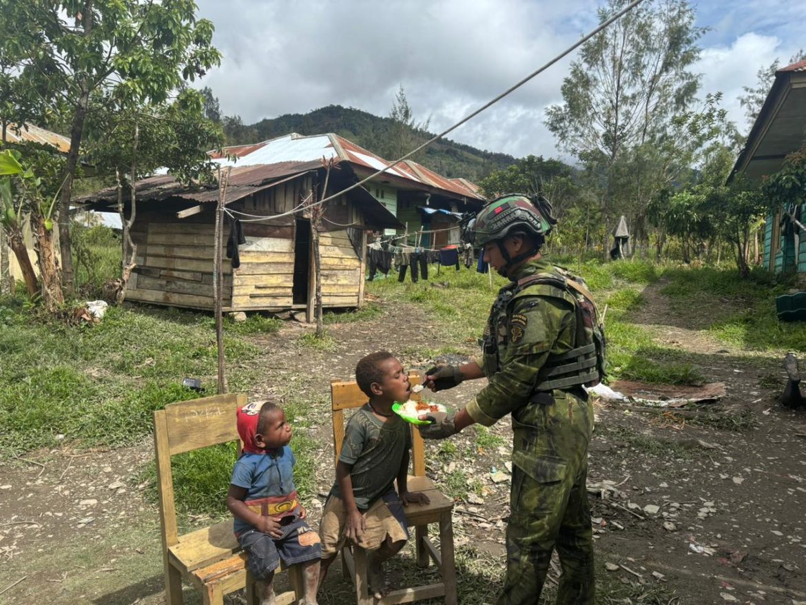 Jaya Sakti Berbagi. Sentuhan Kasih Satgas, Makanan Siap Saji untuk Anak Bilai