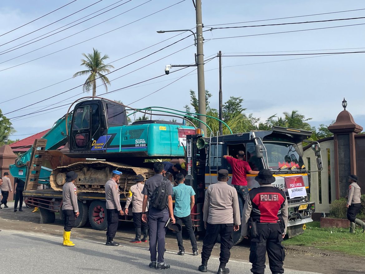 Kapolres Pidie Jaya Kerahkan Satu Unit Ekskavator untuk Percepat Pemulihan Pasca Bencana