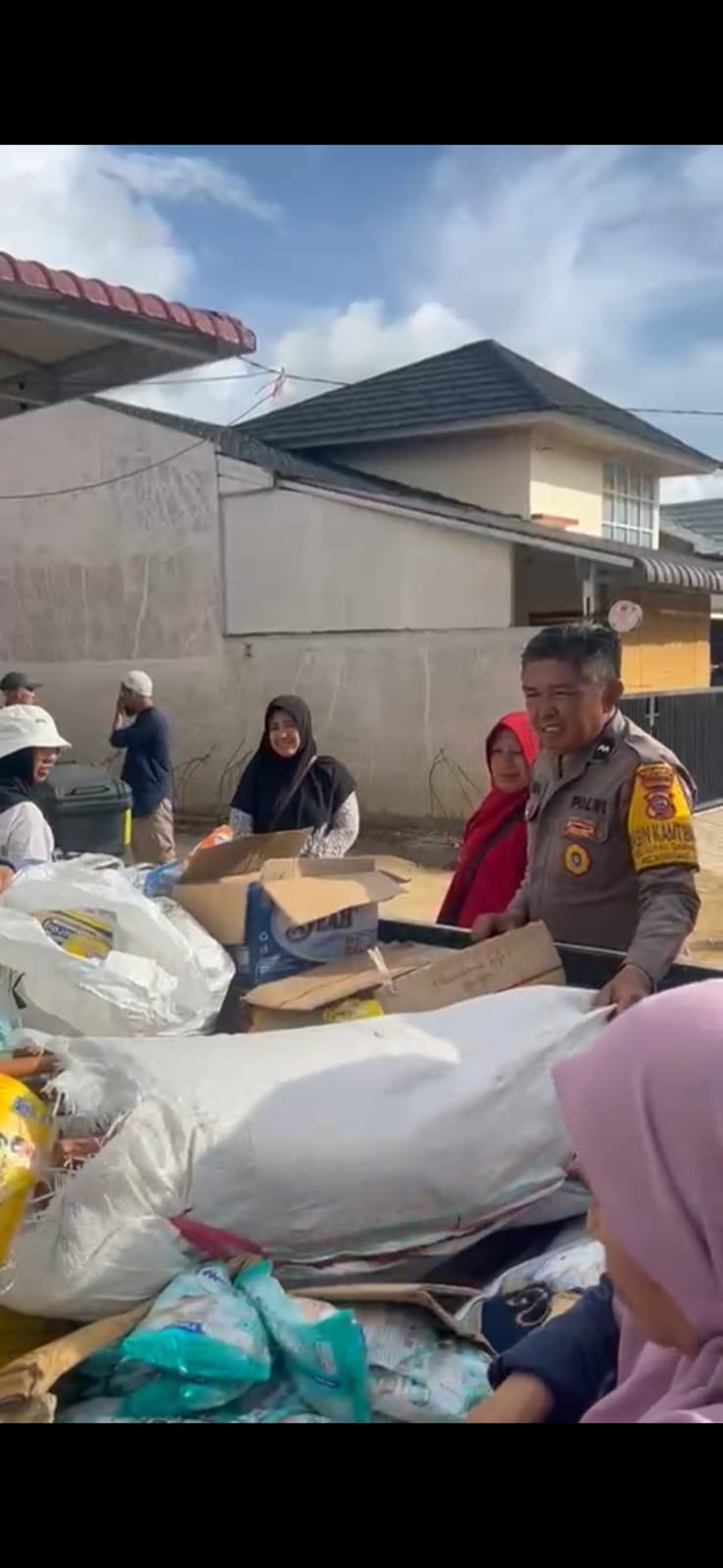 Polri Salurkan Bantuan Sembako untuk Warga Terdampak Banjir Bandang di Gurun Laweh