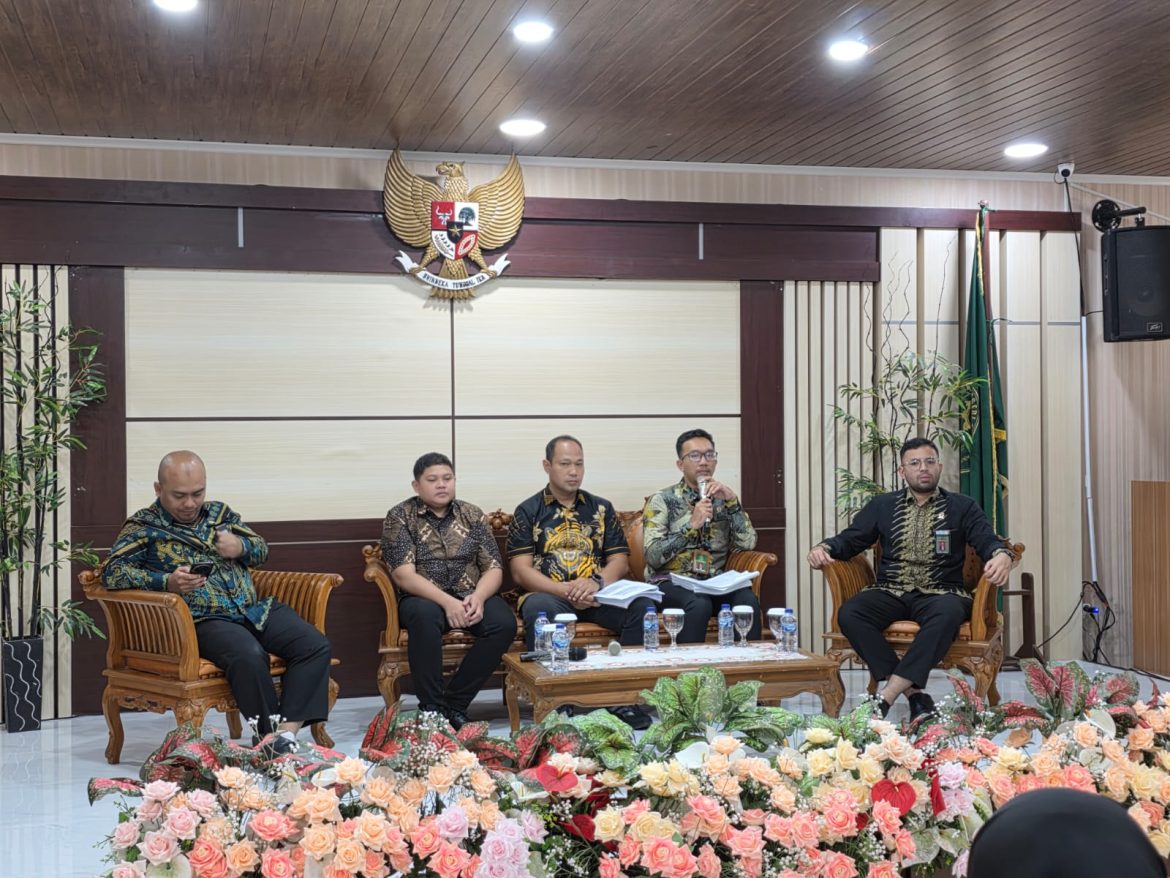 Kasat Reskrim , kasat Narkoba dan Kasiwas Polres Kuningan menghadiri Coffee Morning PN Kuningan, Soroti KUHP–KUHAP Baru dan Fenomena ‘No Viral No Justice’