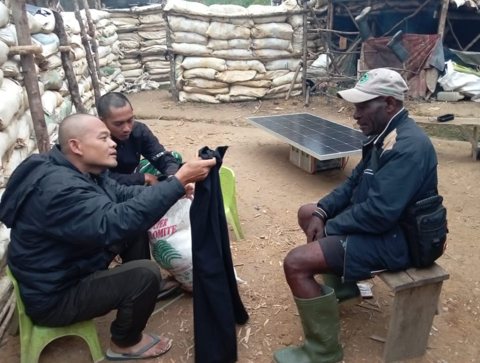 Jaya Sakti Peduli. Baju dan Sepatu untuk Maya, Kasih dari Satgas