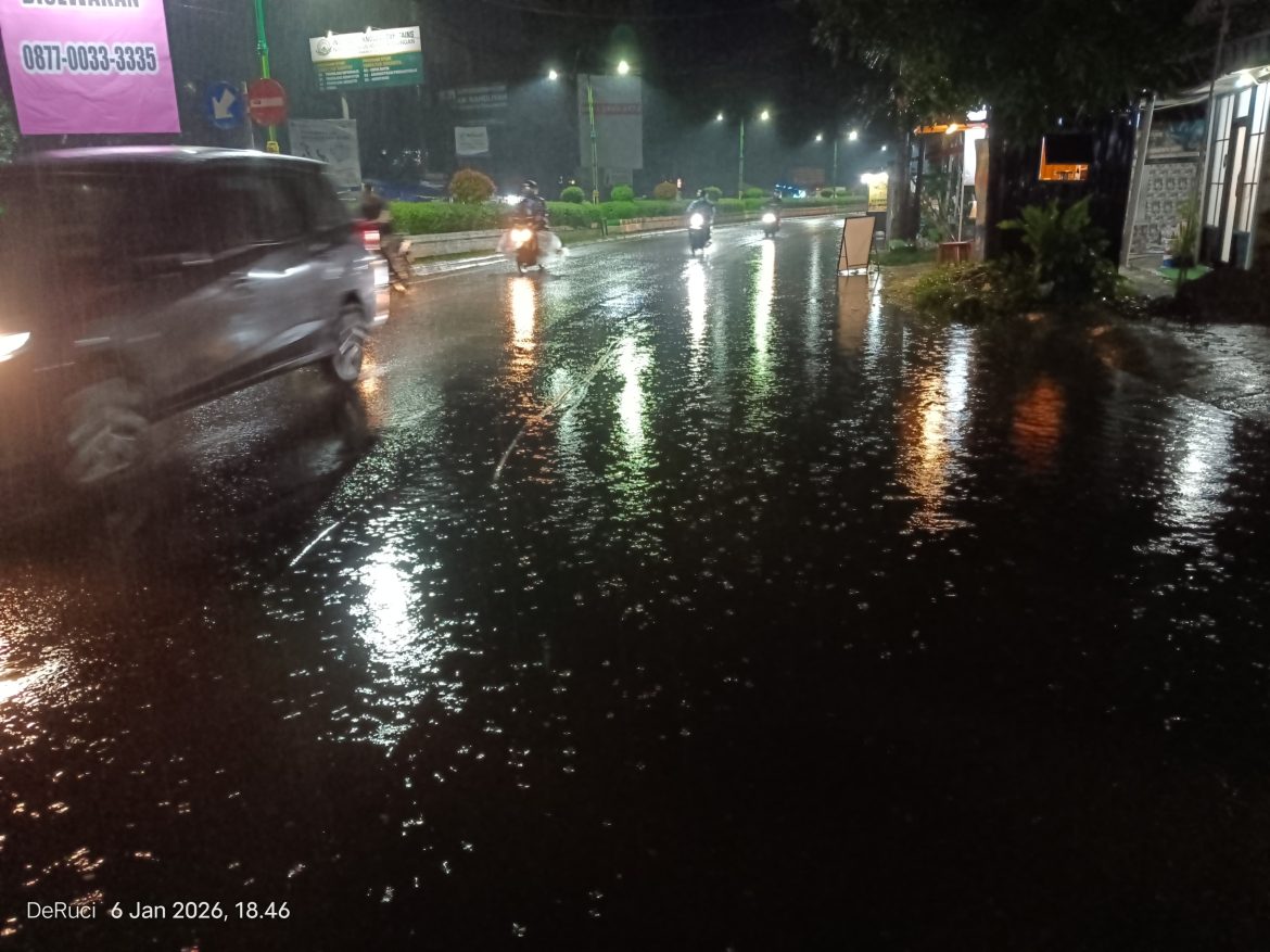 Diduga Drainase Buruk, Genangan Air Hujan Meresahkan di Jalan Provinsi Karangdowo   