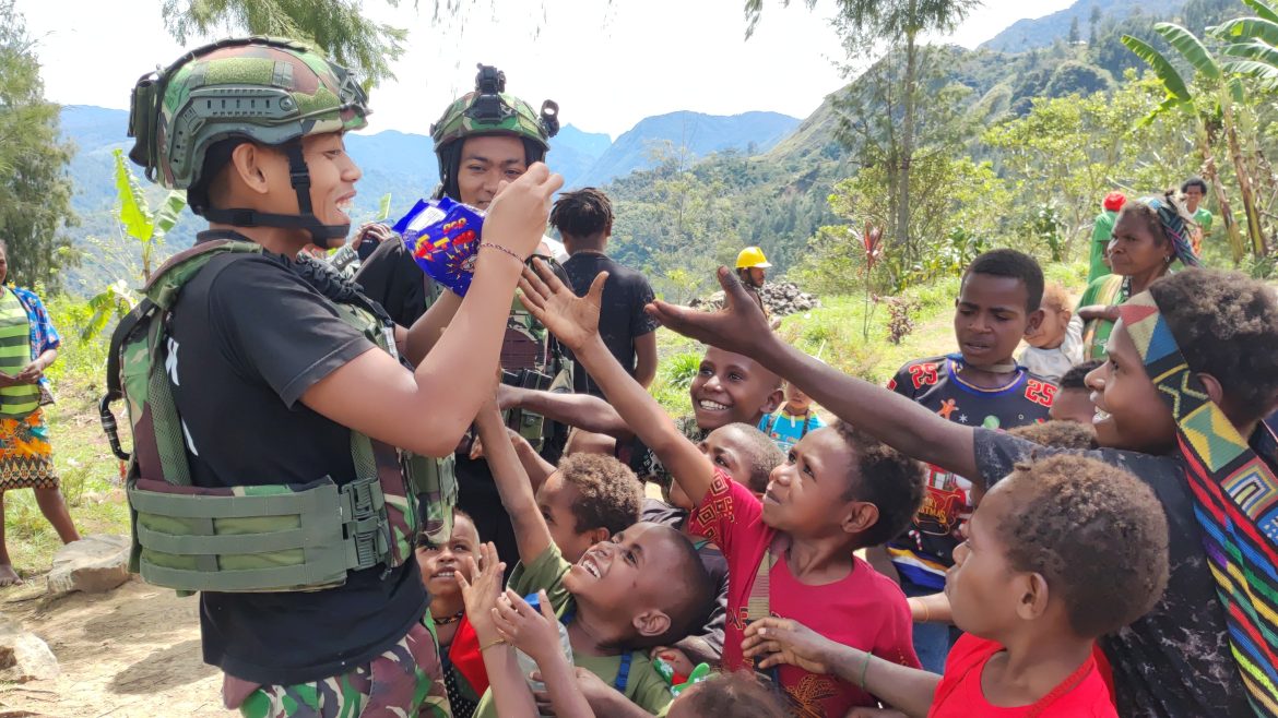 Jaya Sakti Berbagi. Permen dan Pakaian, Keceriaan di Maya