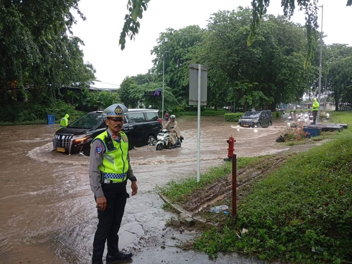 Satlantas Polres Bandara (Soetta) Memantau Intensif di Titik Genangan Air Pada Akses Menuju Bandara