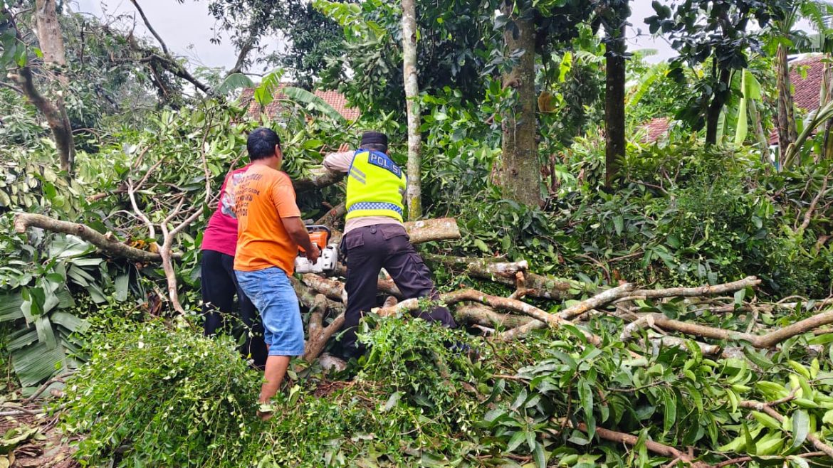Respons Bencana, Sat Samapta dan Polsek Bojong Kerja Bakti di Permukiman Terdampak Puting Beliung