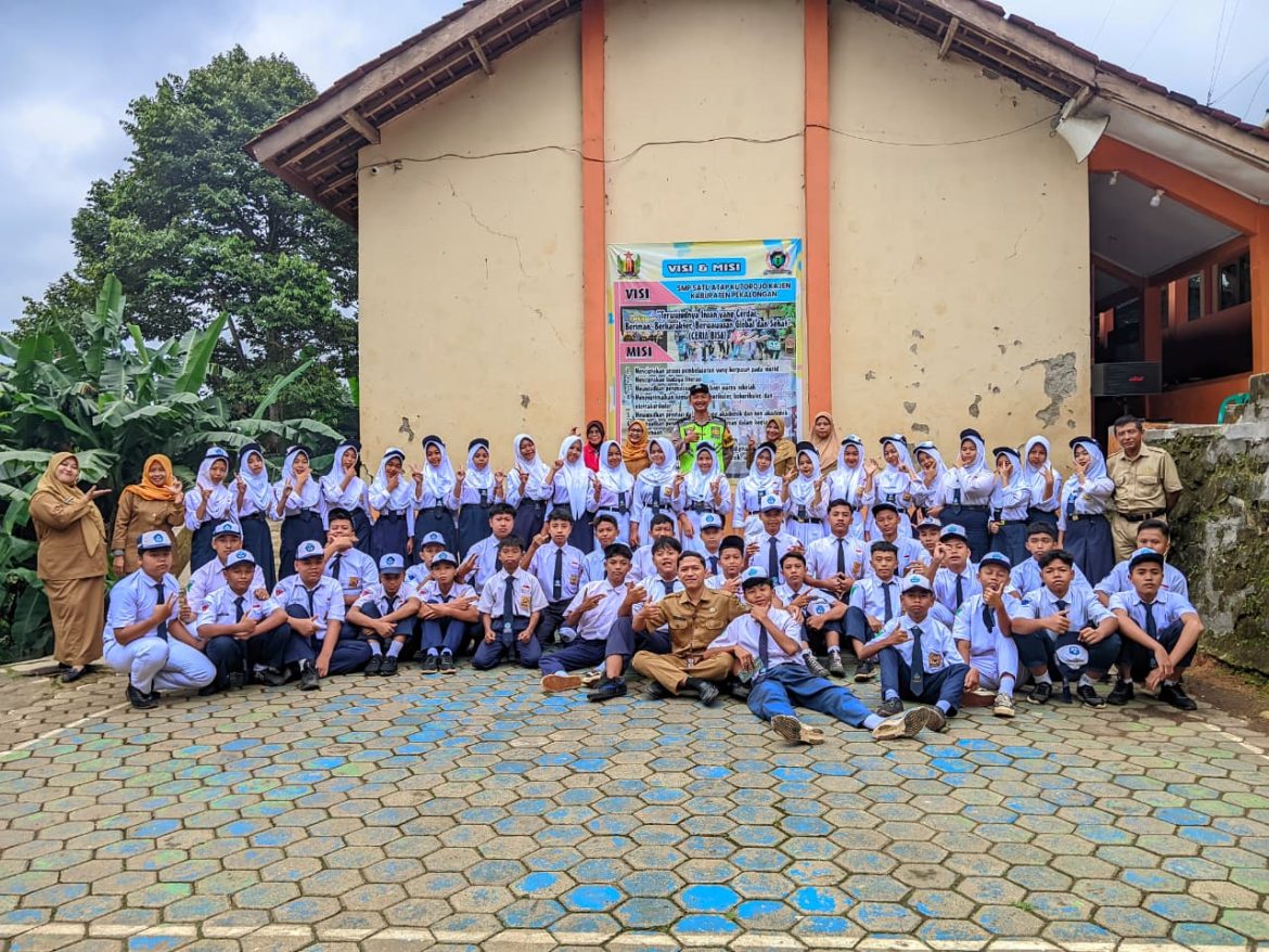 Masuk ke Sekolah-Sekolah, Bhabinkamtibmas Polres Pekalongan Wanti-wanti Pelajar: Stop Bullying dan Bijak Medsos!