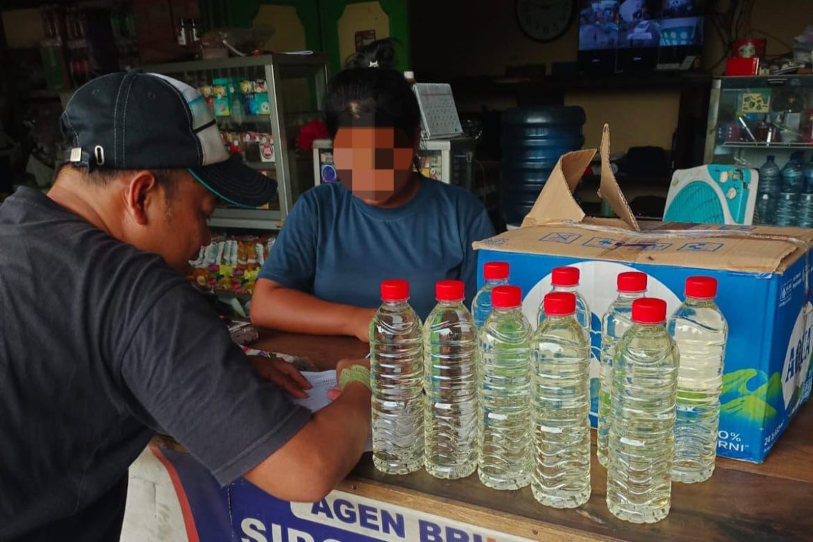 Polisi Sita 294 Botol Miras Hasil Razia Pekat