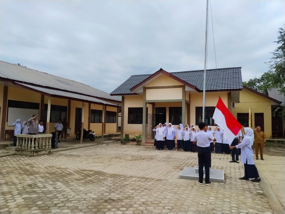 Polres Pidie Jaya Dukung Pembinaan Pelajar, Kapolsek Ulim Pimpin Upacara Bendera di SMP Negeri 2 Ulim