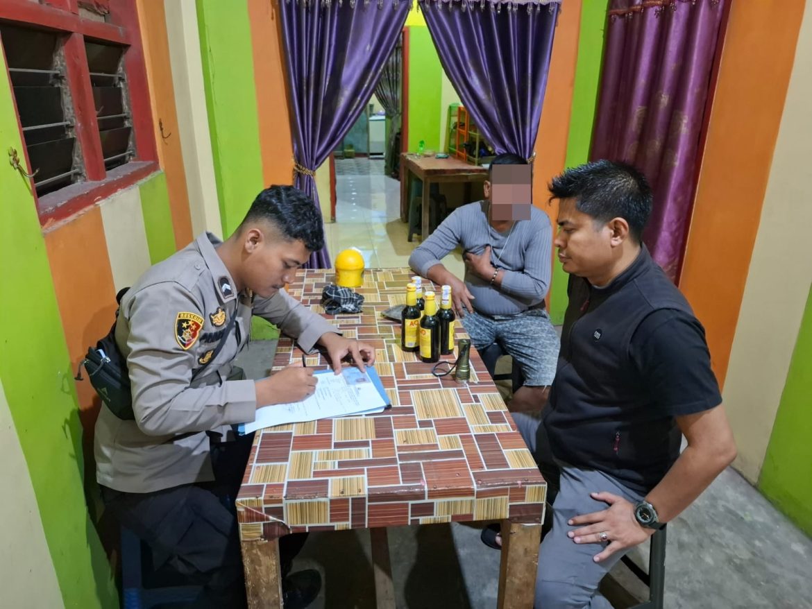 Sasar Warung Sate hingga Karaoke, Polsek Sragi Sita Belasan Botol Miras dalam Operasi Cipta Kondisi