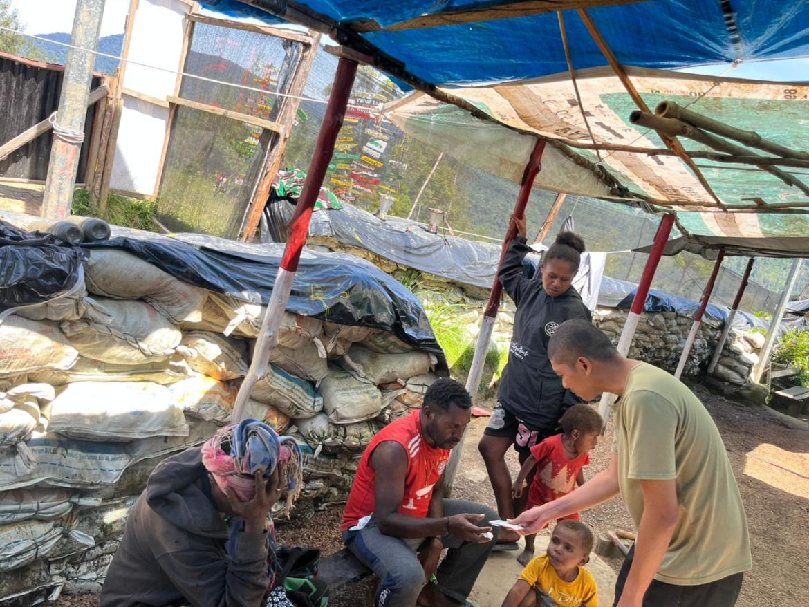 Jaya Sakti Peduli dan Sehat. Satgas Pogapa Borong Hasil Tani dan Bawa Sehat untuk Pogapa