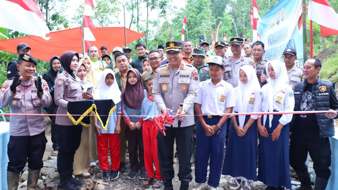 Jembatan “Presisi” Trajumas Diresmikan, Kapolres Pekalongan: Akses Penting Pelajar dan Ekonomi Warga!