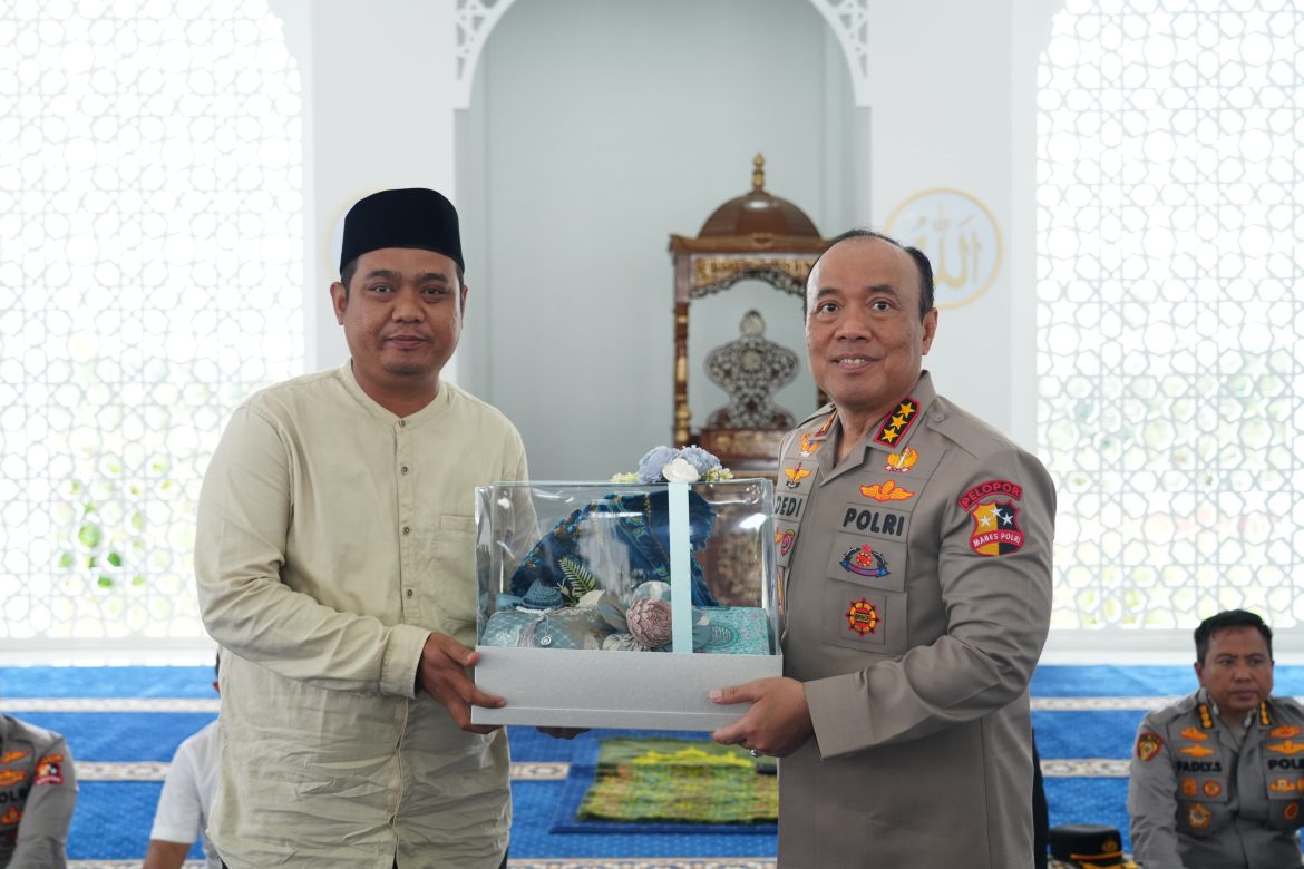 Wakapolri Serahkan Santunan Anak Yatim dan Bansos di SMA Kemala Taruna Bhayangkara Bogor