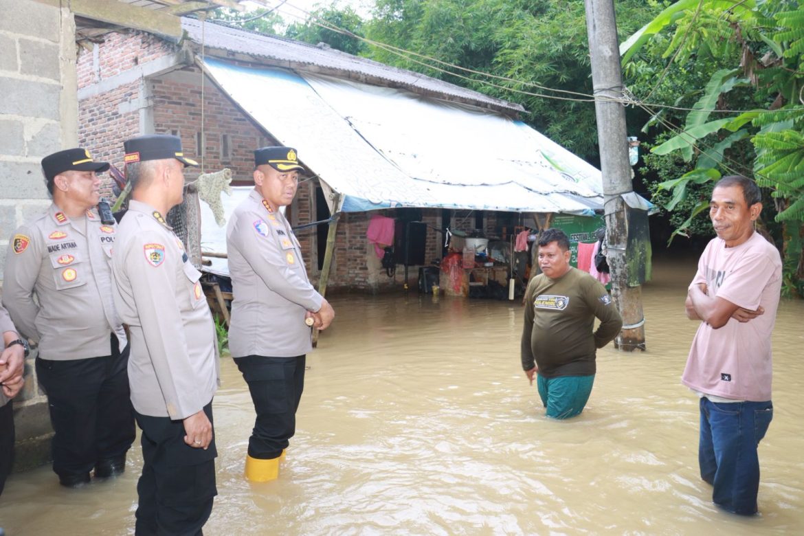 Kapolresta Tangerang Tinjau Banjir di Margasari Tigaraksa, Distribusikan Bantuan