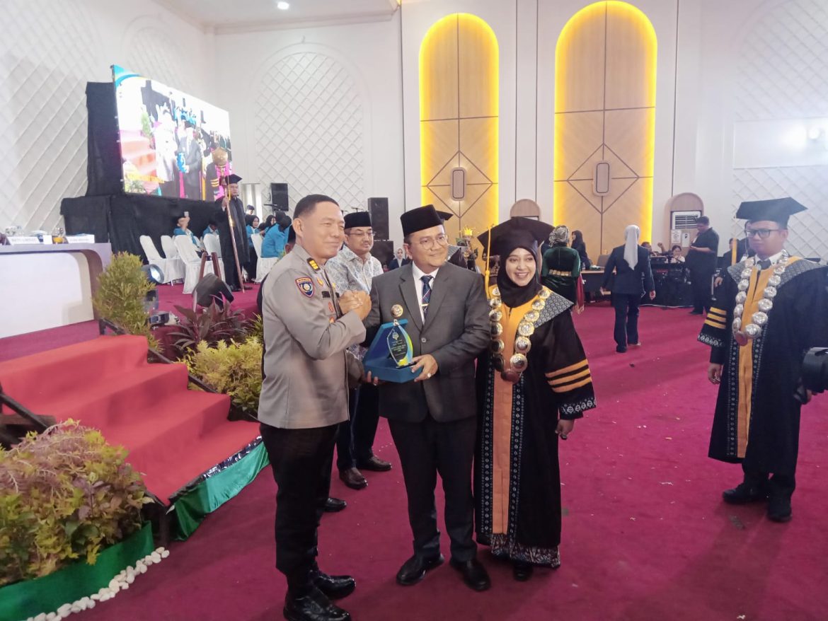 Polresta Jambi Hadiri Sidang Senat Terbuka Wisuda Sarjana IAI Muhammad Azim, Wujud Dukungan Pendidikan Berbasis Nilai Islami